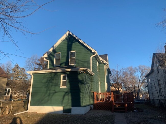 Building Photo - Totally Updated 3 BR/2 BA Single-Family Ho...