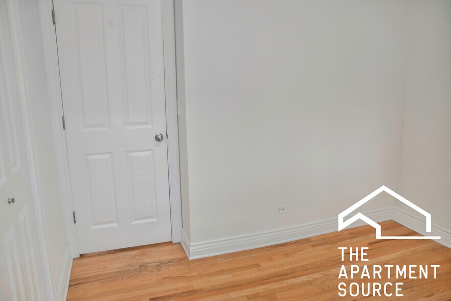 Building Photo - 1210 W Waveland Ave