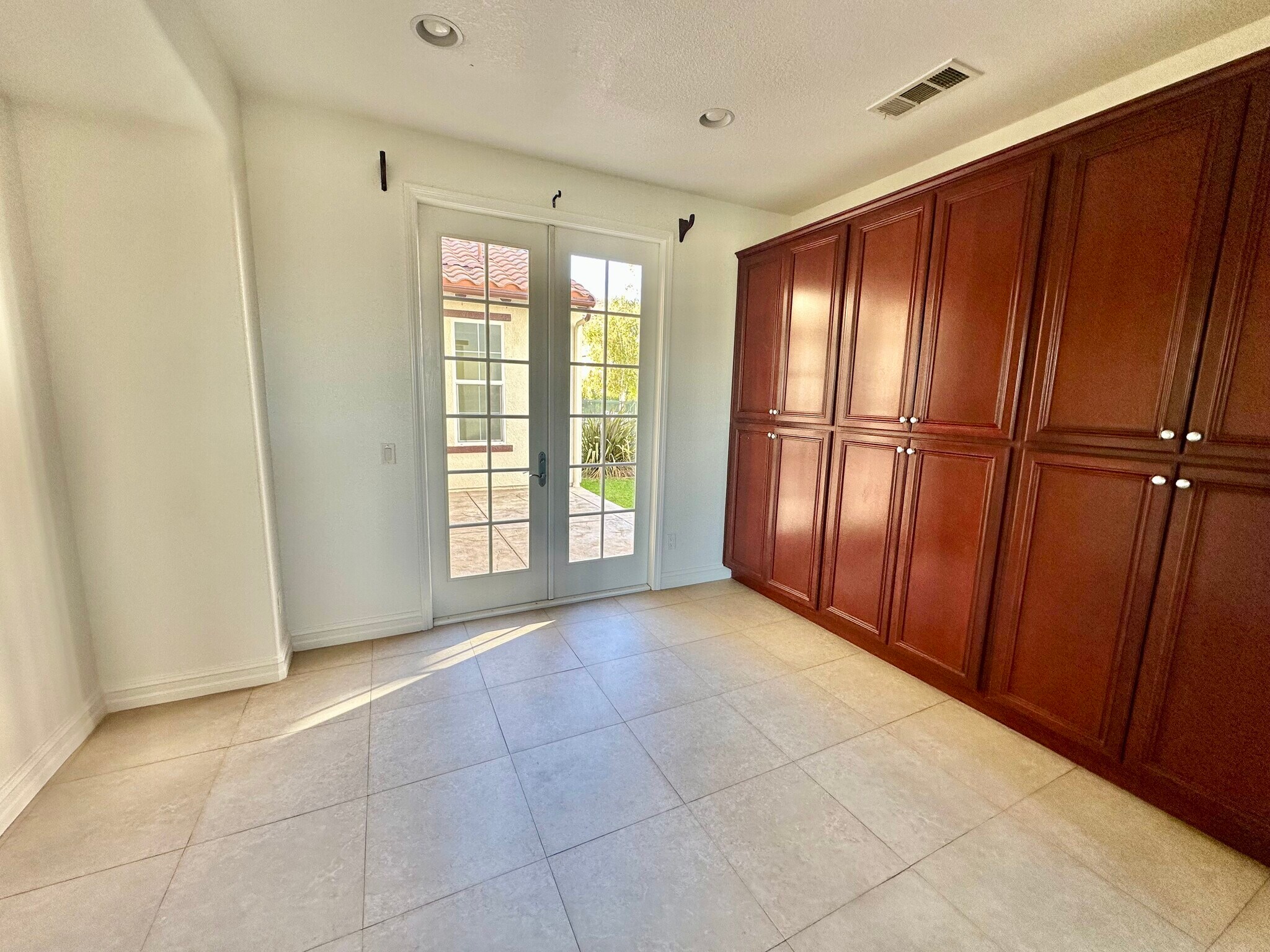 Building Photo - 1976 Lakota St