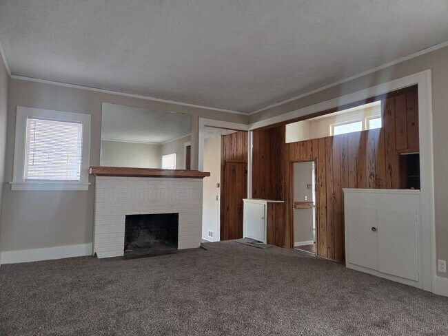 Building Photo - Charming Hilltop Home with Stunning City Views