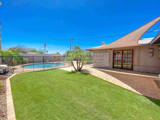 Building Photo - Beautiful 3 Bed, 2 Bath with Pool!! NO HOA!!! (Available on 05/01/26)