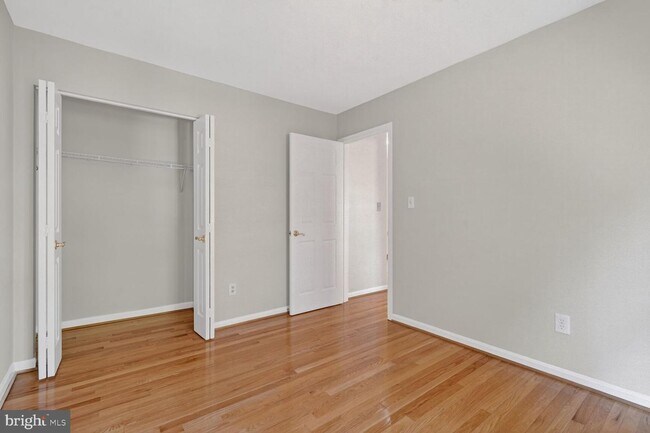 Building Photo - 8 Suncroft Ct