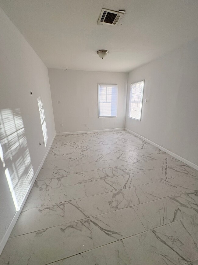 Building Photo - 3010 McCrarey Dr