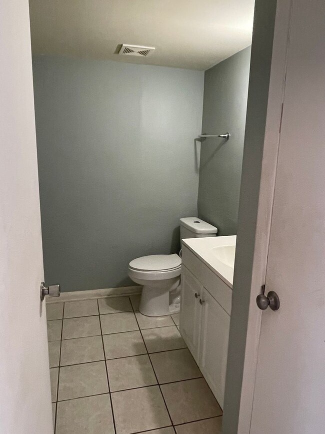 Building Photo - 2 bedroom townhouse