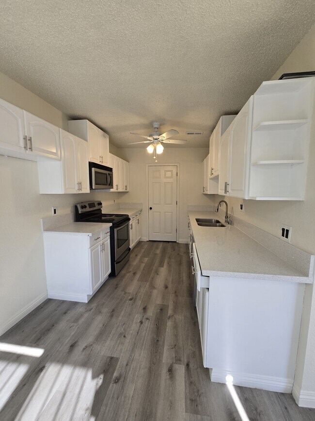 Building Photo - 300 Brookside Ln