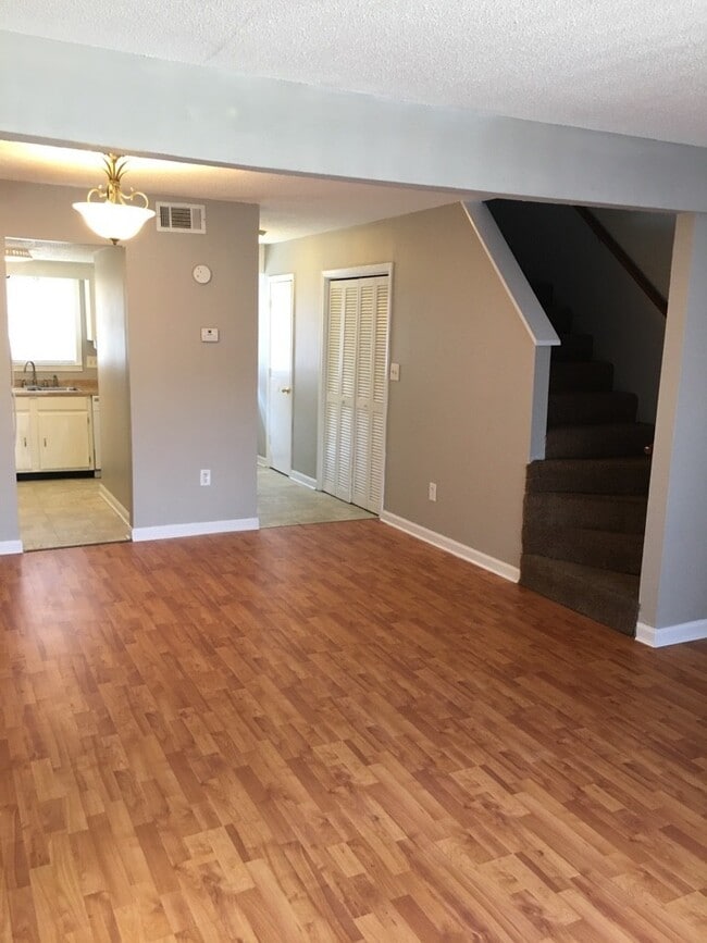 Building Photo - 2 Bedroom/1.5 Bath Condo for Rent! $1,300....