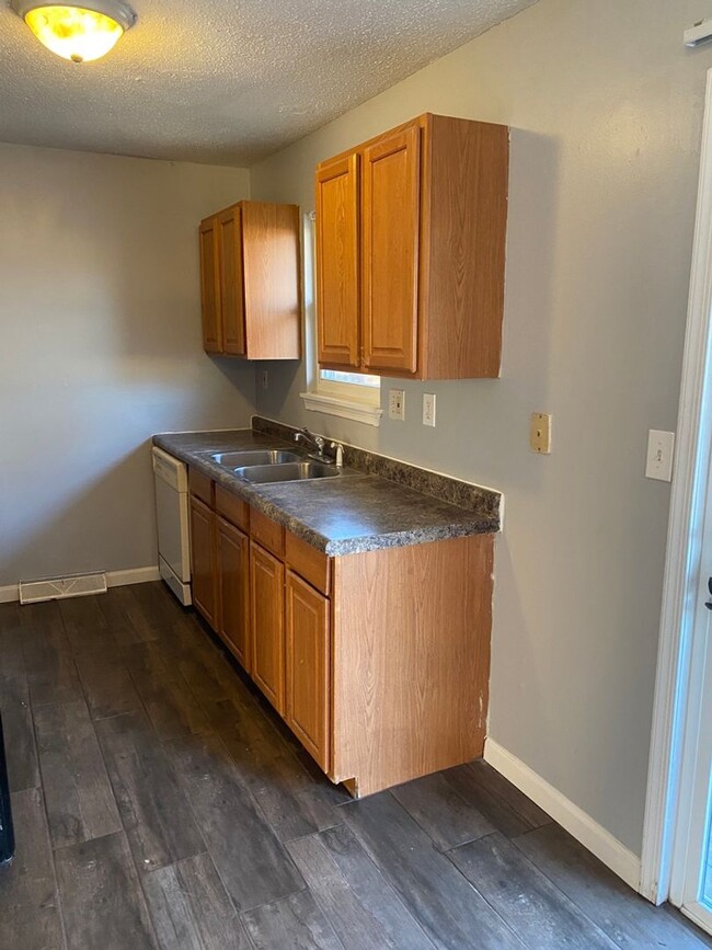 Building Photo - 505 W Mauller Rd