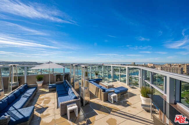 Building Photo - 13700 Marina Pointe Dr