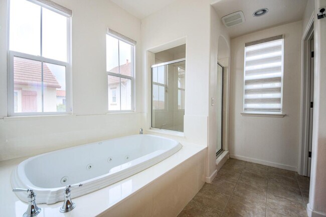 Building Photo - 3323 Bastille Ct