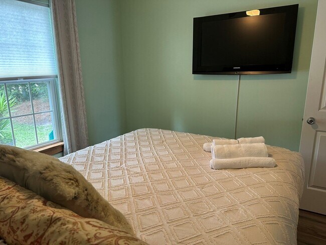 Building Photo - FURNISHED MONTHLY RENTAL AVAILABLE AUGUST ...