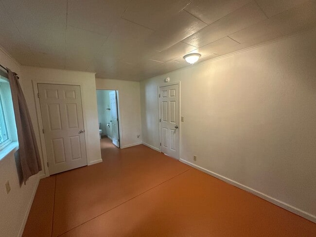 Building Photo - 2050 Laburnum Ave