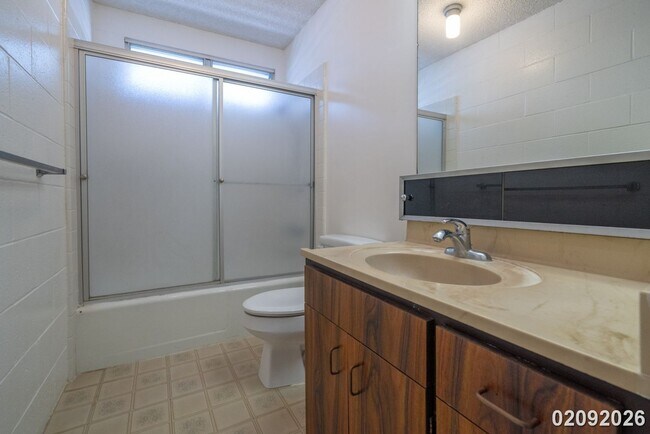 Building Photo - Prime Town Location – 1 Bed, 1 Bath Walk-Up - Corner Unit