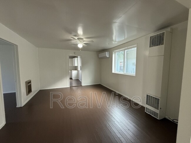 Building Photo - 328 SE Lane Ave