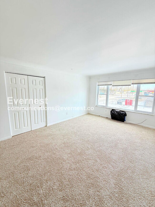 Building Photo - 15601 Schoolcraft Rd