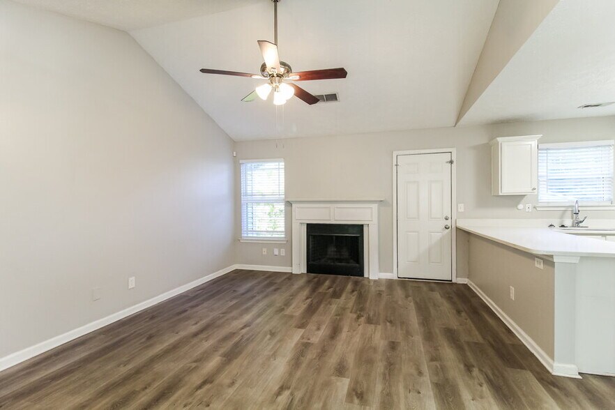 Building Photo - 15 Rockingham Dr