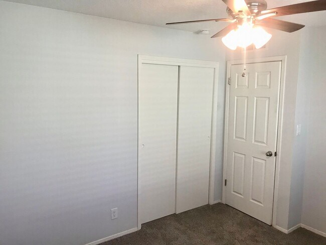 Building Photo - Coming Soon! Quaint Townhouse Located In T...