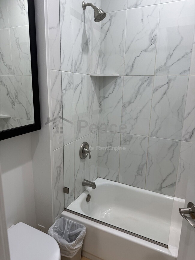 Building Photo - 2324 S Green St