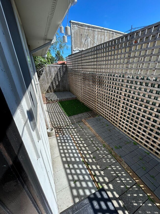 Building Photo - Girgis Duplex