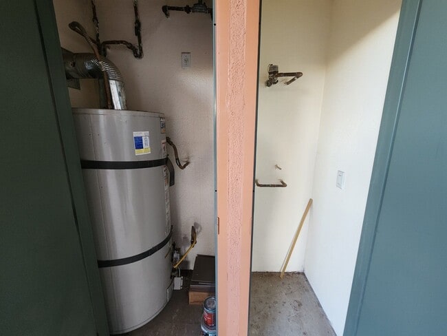 Building Photo - Great Park Ave Condo Unit!