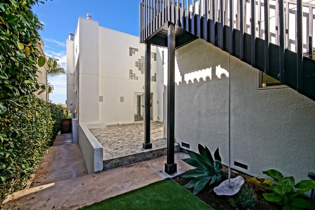 Building Photo - Beautifully Remodeled, 4BR4.5BA Hill Section Home w/ Amazing Panoramic Ocean Views, 3 Decks, Atri...