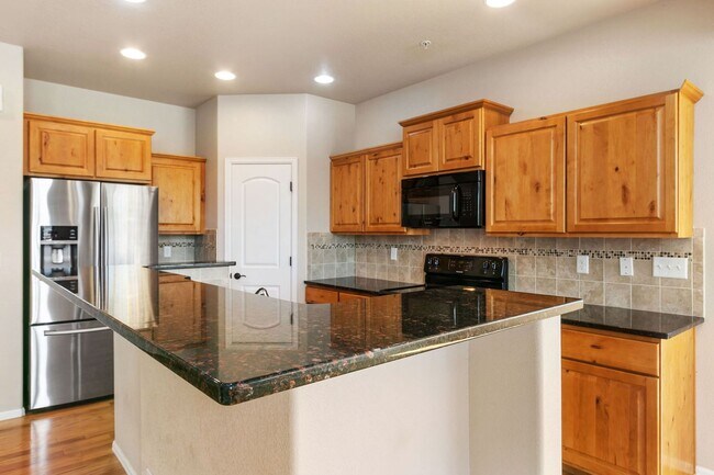 Building Photo - 3 Bedroom, 4 Bathroom, 2-Car Garage in Rig...