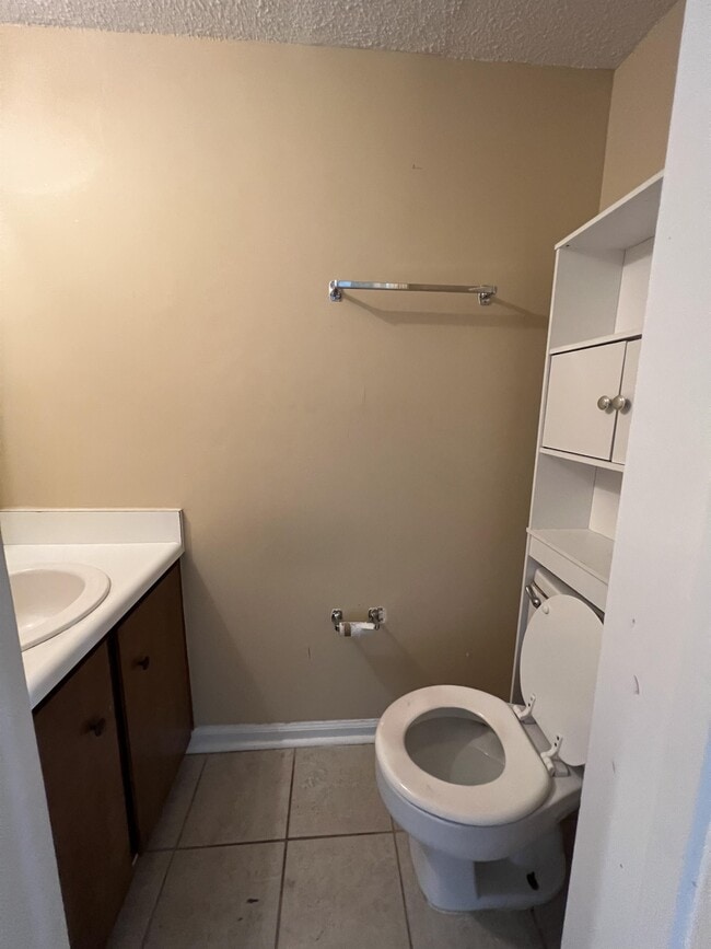 Building Photo - 323 Beverly St