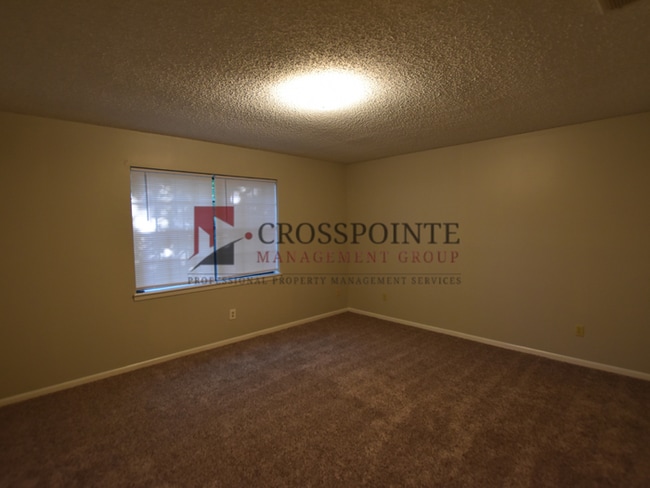 Building Photo - Adorable 3-bedroom, 2-bath duplex with 2-car garage in The Highlands Addition