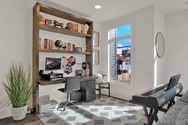 Building Photo - Stunning 3 Bed, 3 Bathroom Rental in the S...