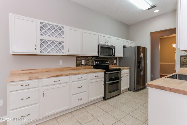 Building Photo - 86293 Fieldstone Dr