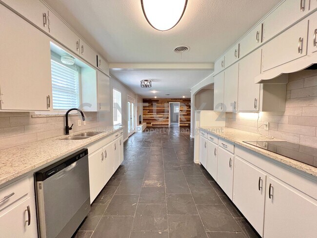 Building Photo - Beautifully Refreshed 3/2/2 in Fort Worth Ready for Immediate Occupancy!