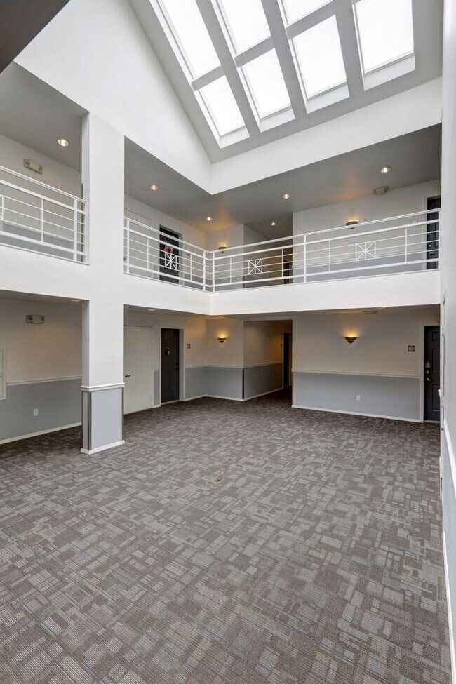Building Photo - Charming 1 bedroom, 1 bathroom Queen Anne ...