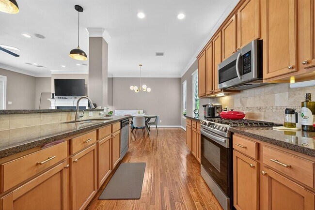Building Photo - 8904 Lakeshore Bend Dr