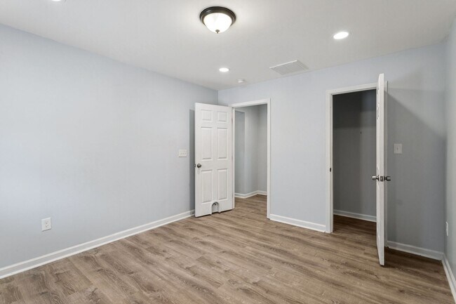 Building Photo - Updated Large Home with Private In-Law Suite Near Gloucester Main Street