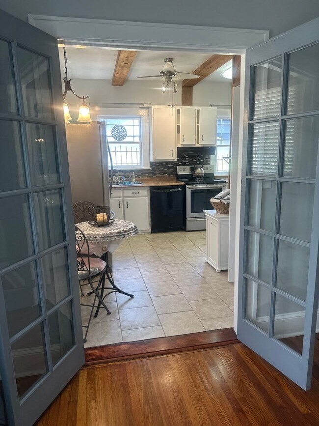 Building Photo - 3 bedroom 2 bath beautiful home with tons of character!