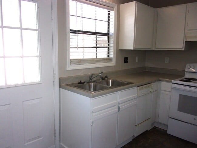 Building Photo - 1823 India Hook Rd