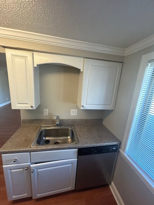 Building Photo - Modern 1 Bedroom Townhome in Prime Moon Township Location!