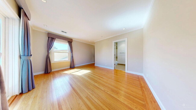 Building Photo - Charming, Renovated 3BR + Sunroom / 3.5 BA...