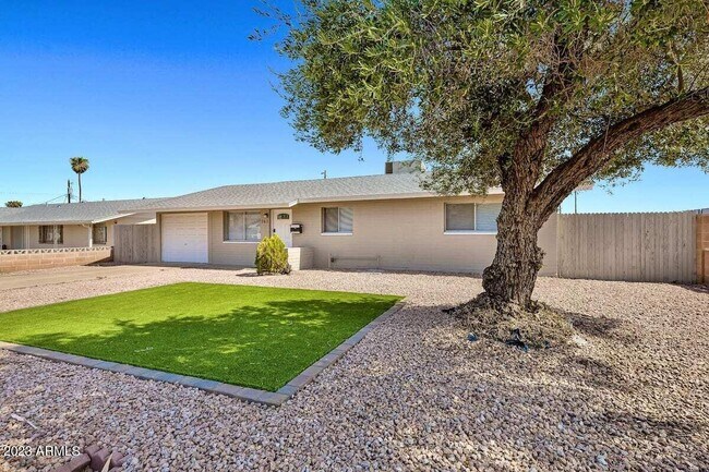 Building Photo - 945 E Lilac Dr