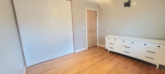 Building Photo - Small town Macon!