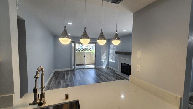 Building Photo - 2047 Lakeridge Cir
