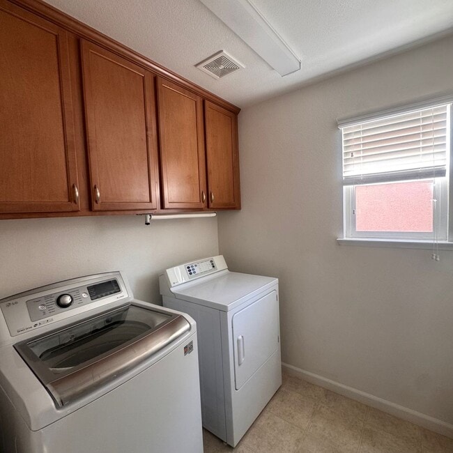 Building Photo - Beautiful Home in South Meadows!