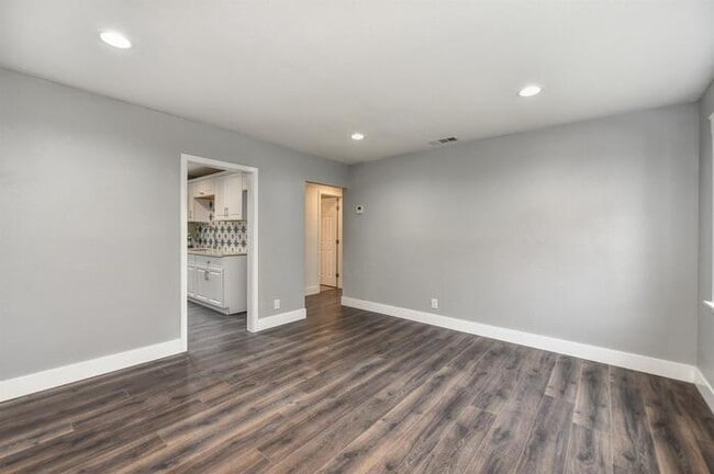 Building Photo - Beautifully Remodeled Duplex - 2 Bed, 1 Bath