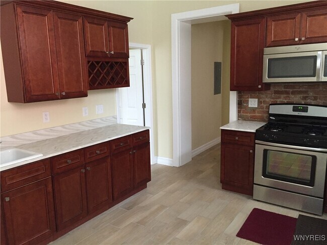 Building Photo - 900 Main St