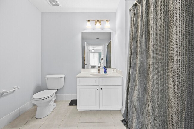 Building Photo - 1203 Town Center Dr