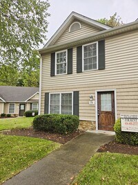 Building Photo - Renovated Two Bedroom Townhouse Close to L...