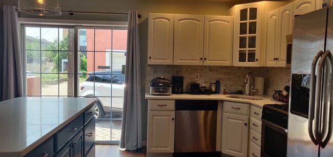 Building Photo - Chamring 2-Bedroom Locust Point Townhome w/ Deck