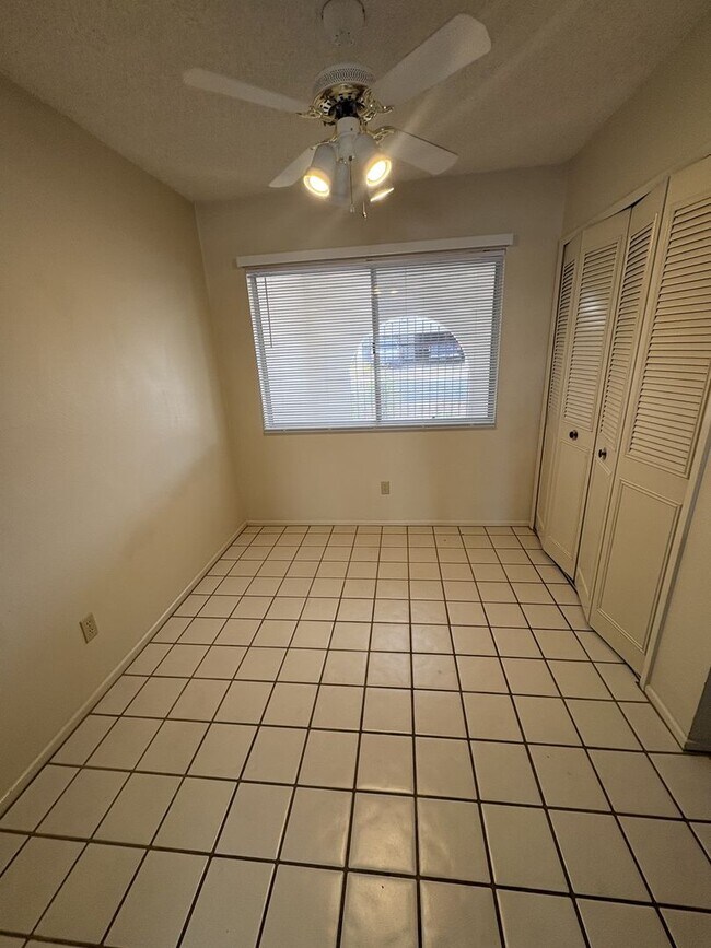 Building Photo - 9061 E Palms Park Dr