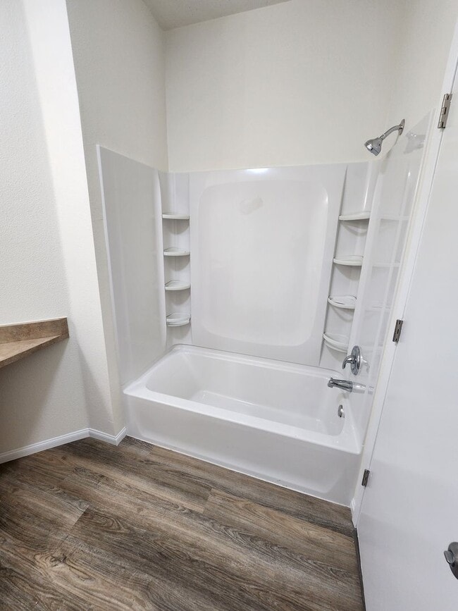 Building Photo - Spacious 1 Bed, 1 Bath Apartment with Priv...