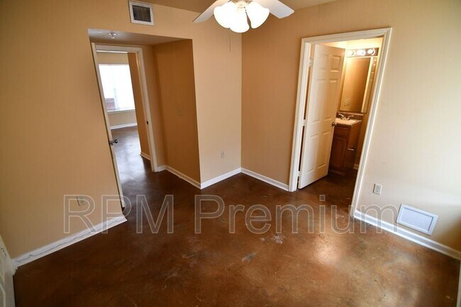 Building Photo - 5480 Spring Ln