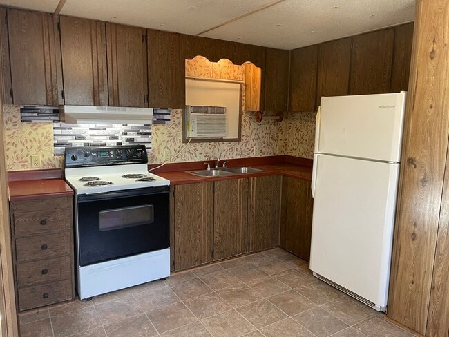 Building Photo - 3 BED, 1.5 BATH MOBILE HOME